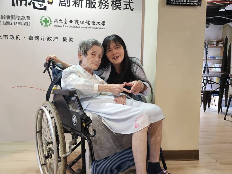 獨自家庭照顧怕出門 憂出意外無人顧失能母