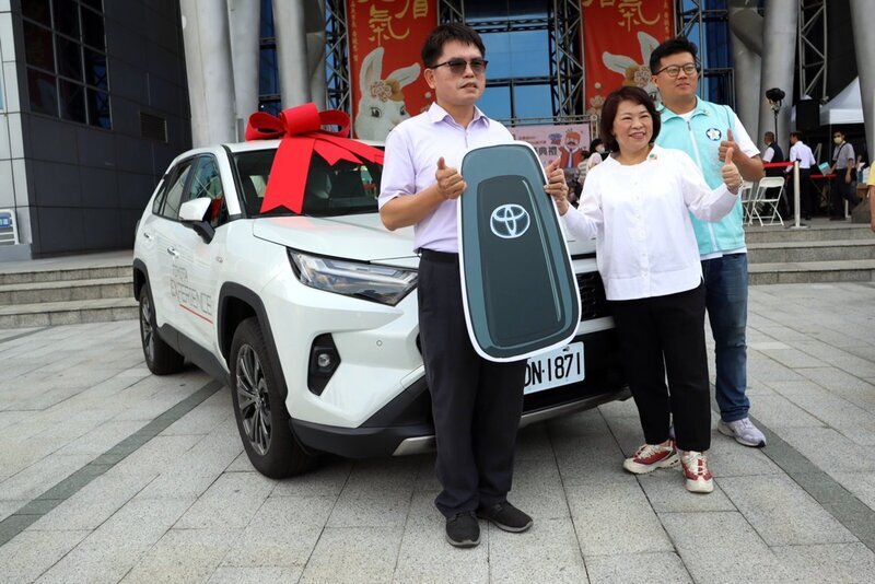 嘉義市購物節幸運得主出爐 公務員抽中百萬車