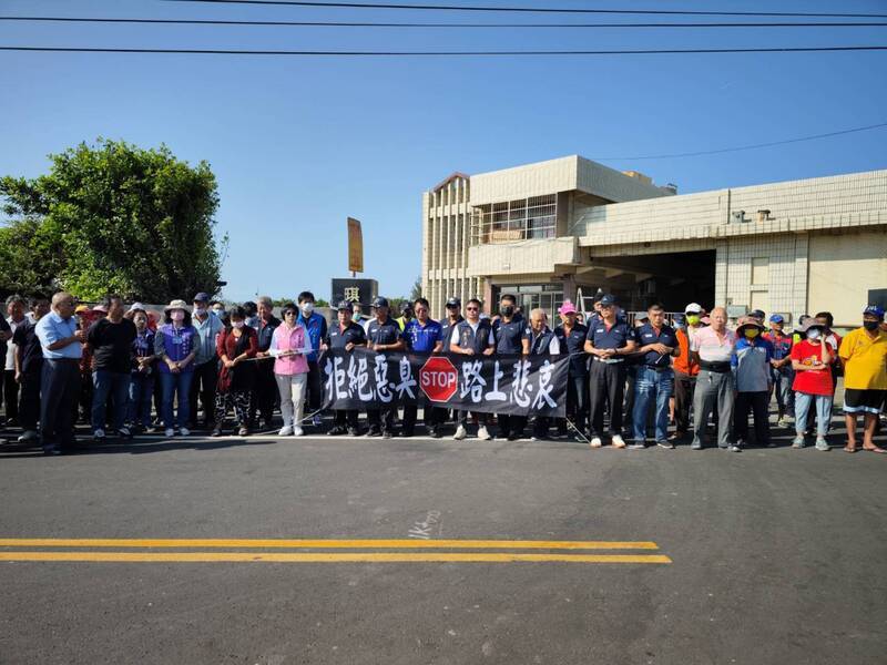 工廠堆置羽毛糞便飄惡臭 彰化芬苑村民舉布條抗議