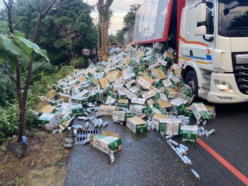 大貨車過彎啤酒掉落地面 基隆基金一路回堵3公里