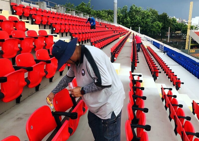 嘉市棒球場座椅扶手刺痛手肘 市府：已上透明漆改善