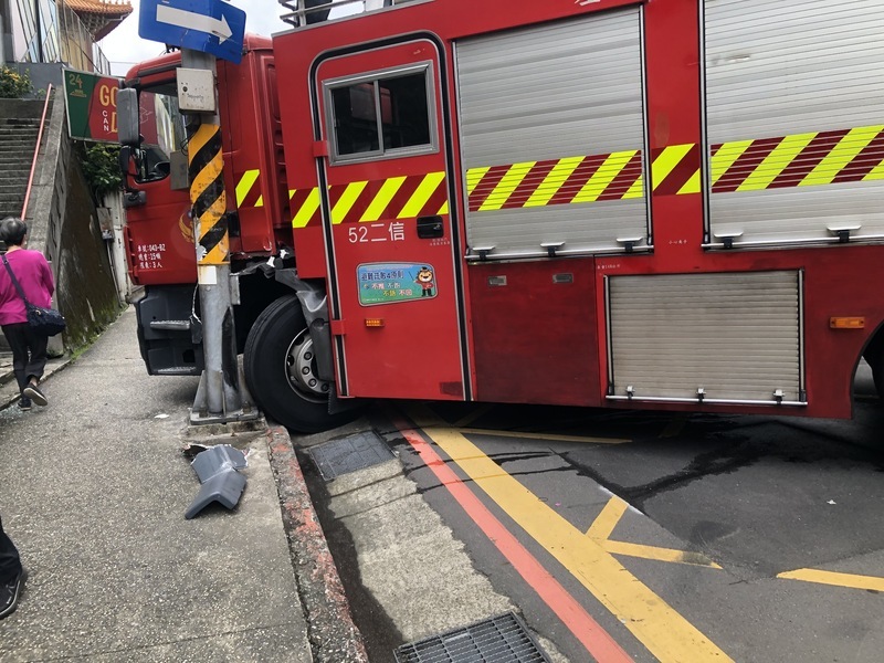 基市消防車入庫擦撞號誌桿 受損無法行駛送修