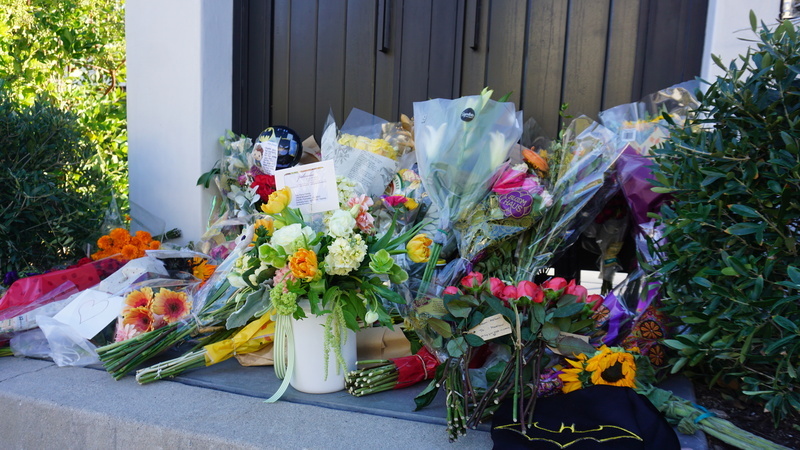馬修派瑞家門堆滿花束 世界各地影迷致哀