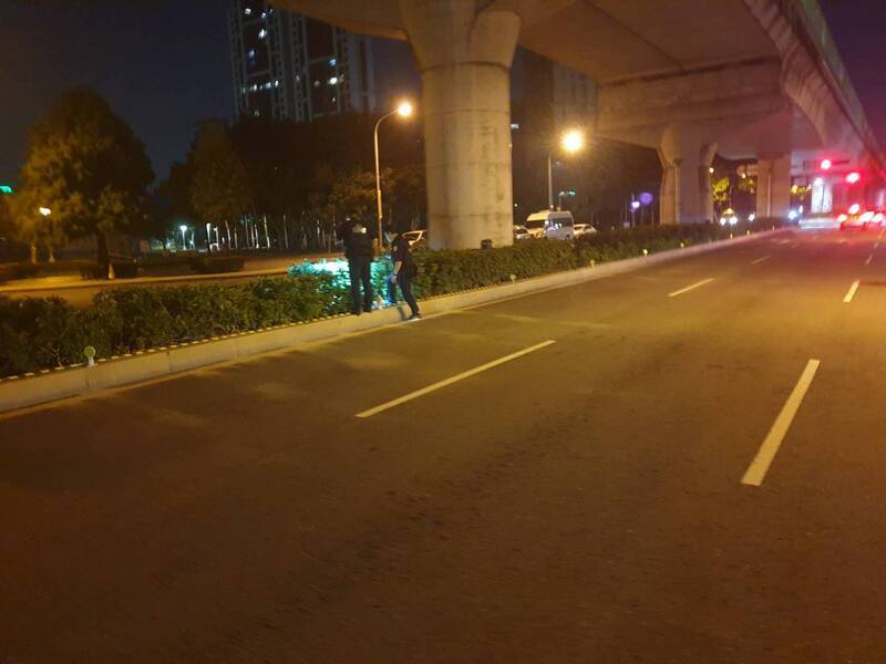 中市粗心駕駛千元鈔撒文心路警助撿拾 36萬找回29萬