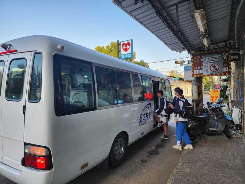20人小巴擠40人通勤 竹市里長批公車減班無配套