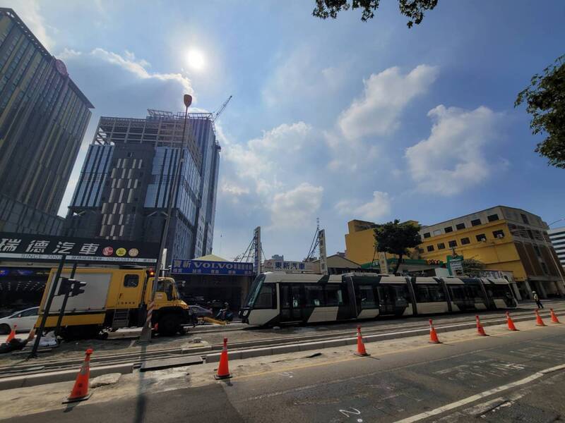 高雄輕軌大順路段啟動測試 預計明年元旦後全線通車