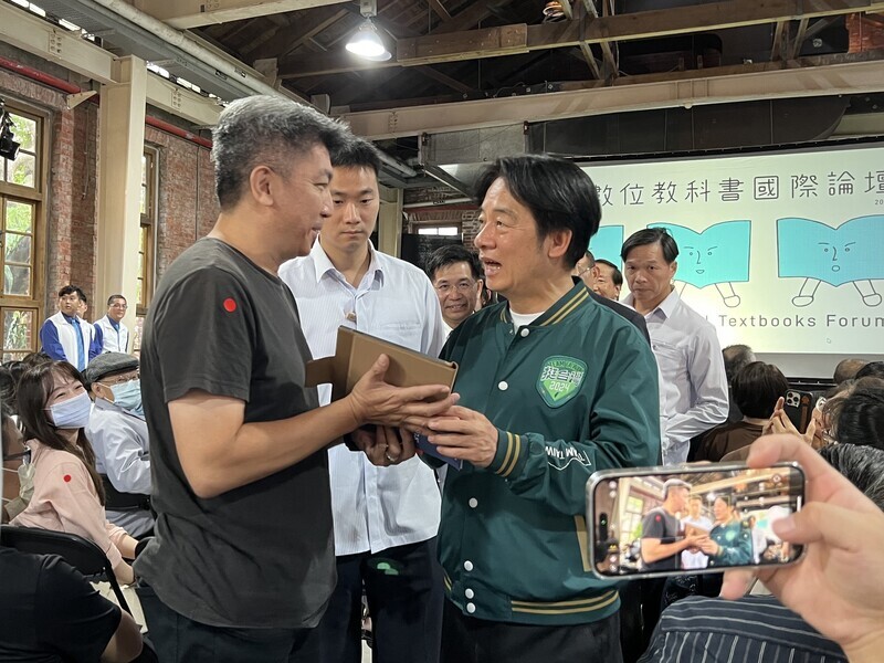 出席論壇 賴副總統：極權教科書已過去及無紙化到來