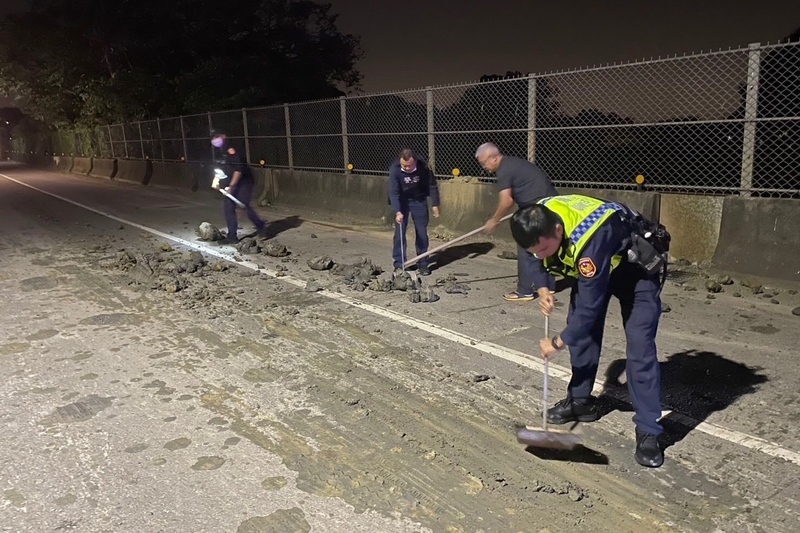 土石散落路面釀行經車受損 桃園警掌握涉案對象