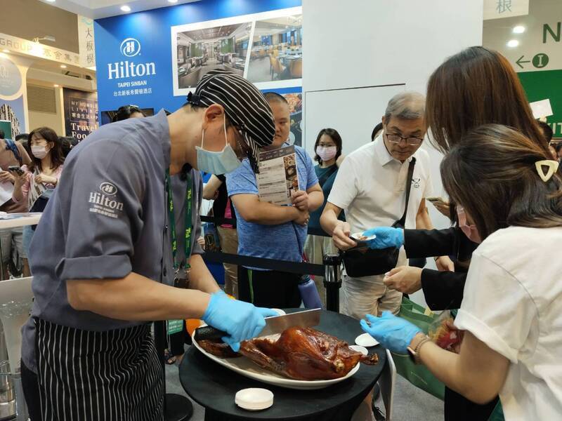 旅展限量免費試吃燒鵝 香氣四溢大排長龍