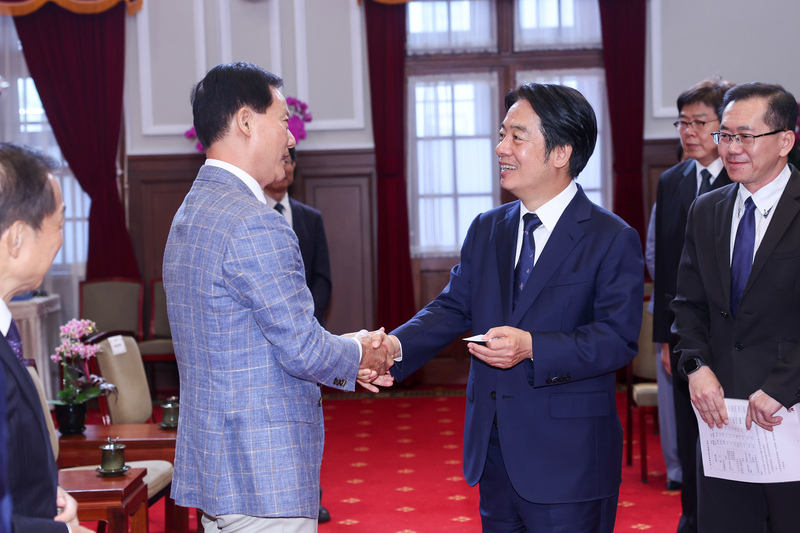 賴清德接見洋服界奧斯卡得主 唸台語歌詞致敬