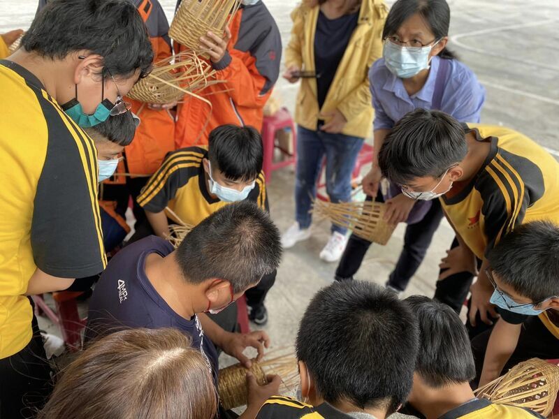 國中小族語課提升學習動機 讀繪本教歌謠練編織