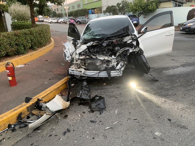 轎車與混凝土車路口相撞 車頭全毀1乘客輕傷