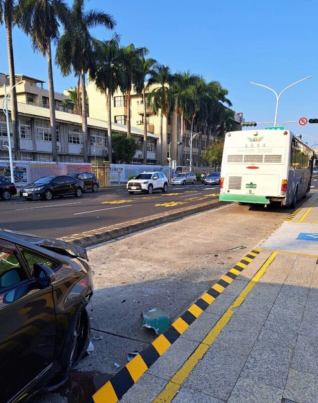 追撞嘉義客運學生專車幸無傷亡 酒駕女車毀送辦