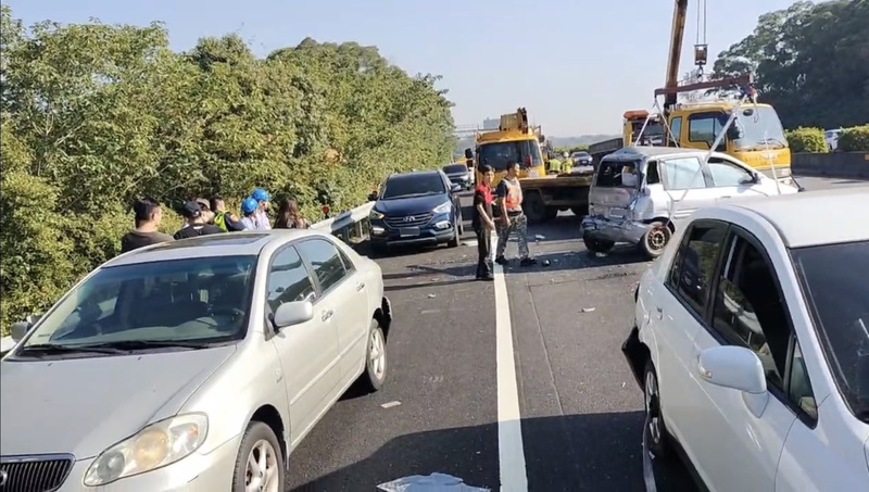 國3南下香山段7車連環撞 一度回堵5公里1人送醫