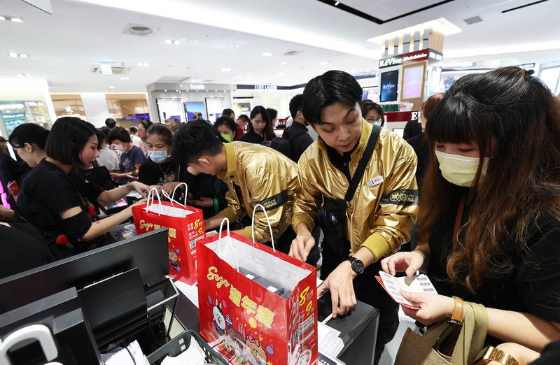 SOGO週年慶開跑排隊逾千人 台北3店首日拚13.2億