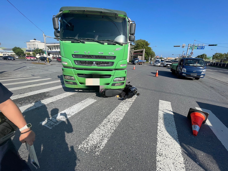 宜蘭機車雙載與砂石車相撞 騎士及乘客重傷不治