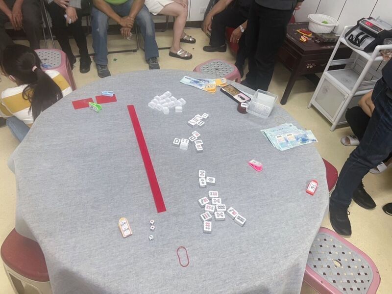 偏僻鐵皮屋藏賭場 竹南警埋伏包抄查獲31人