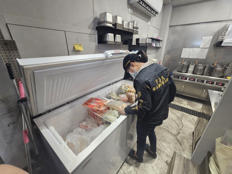 食藥署稽查輕食料理 2業者被查獲存放逾期原料