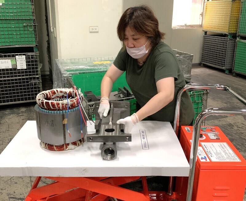 肌力老化難搬重物 職務再設計助中高齡續留職場