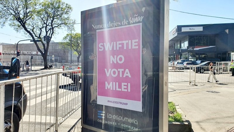 泰勒絲演唱會開唱前夕 粉絲張貼海報反對投票米雷伊