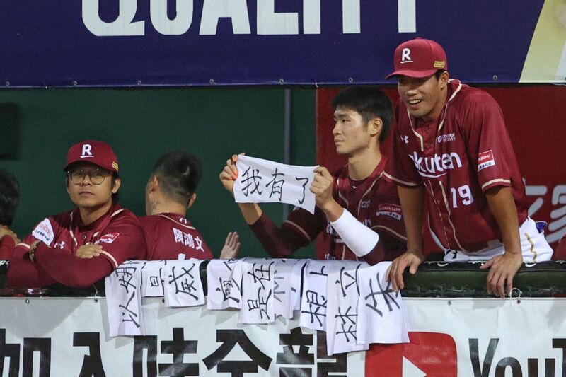 宋嘉翔舉「我有了」布條引熱議 首次季後賽有收穫