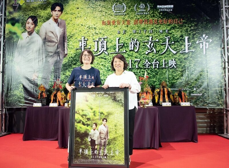 「車頂上的玄天上帝」嘉義首映 9神尊進戲院見證