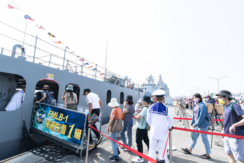 海軍艦艇開放吸引人潮 綠營立委喊支持國防自主
