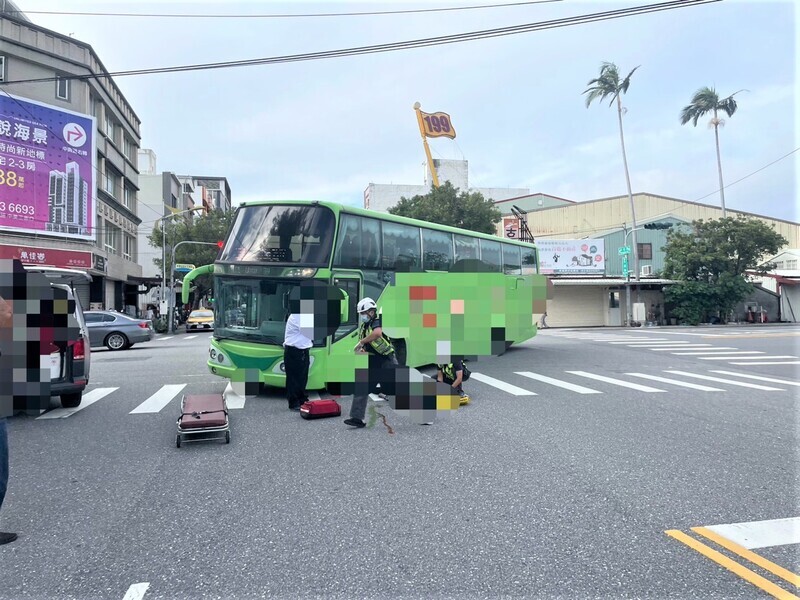 花蓮92歲老翁走行人穿越道 遭遊覽車撞上命危