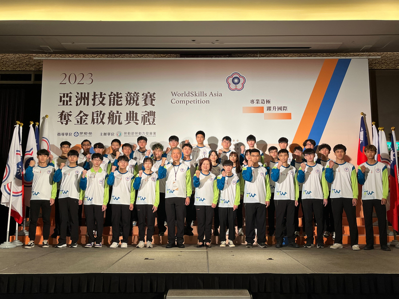 許銘春傳遞會旗 期勉31名國手亞洲技能競賽奪金