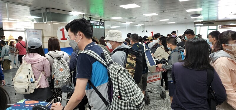 台澎空中交通罕見人潮 盼航空公司加班
