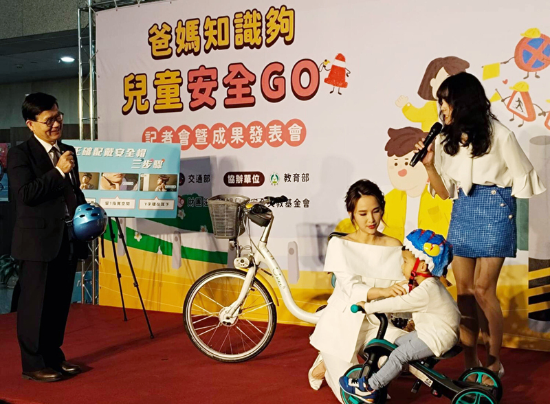 兒童戴自行車安全帽3步驟 固定帶應留1指寬空間