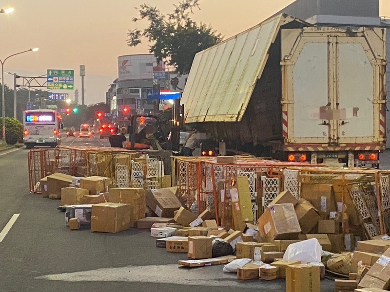 側門插銷沒鎖好 高雄貨車轉彎醬油橄欖油掉滿地挨罰