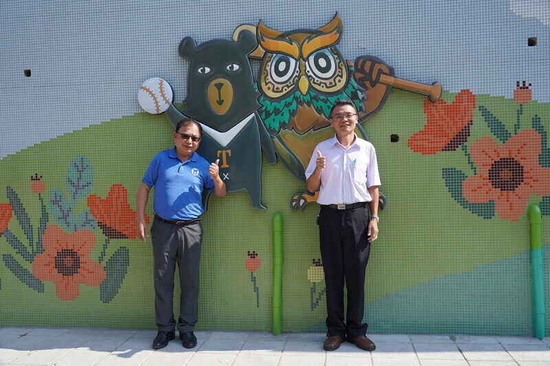 員林東山國小喔熊、東山鴞馬賽克壁畫 路人眼睛一亮