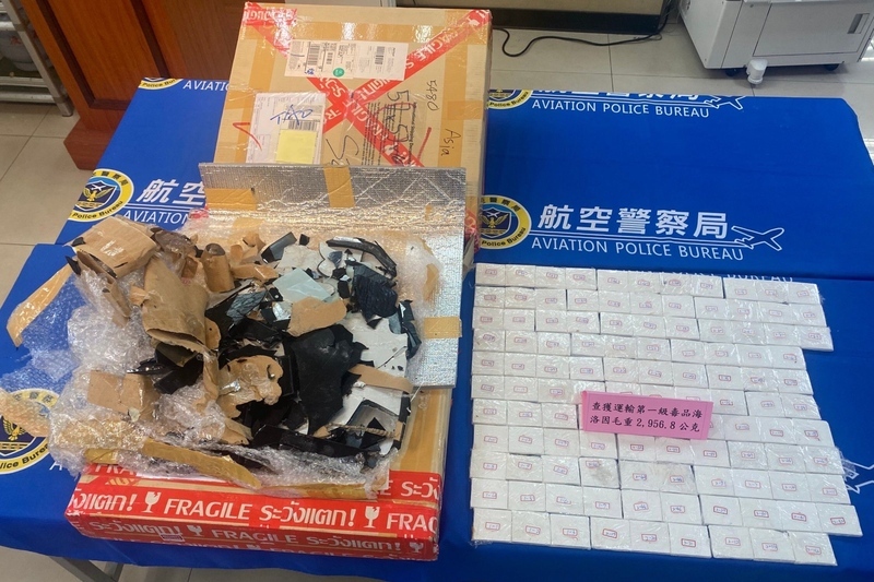 畫框夾藏海洛因快遞闖關 航警逮4人送辦通緝主嫌