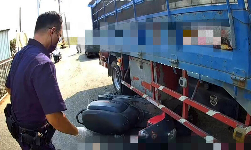 民雄路口未減速 62歲騎士頭撞貨車防捲入裝置不治