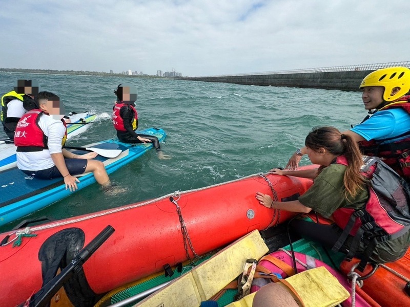 台南海域16名大學生玩立槳體力不支 消防海巡救援