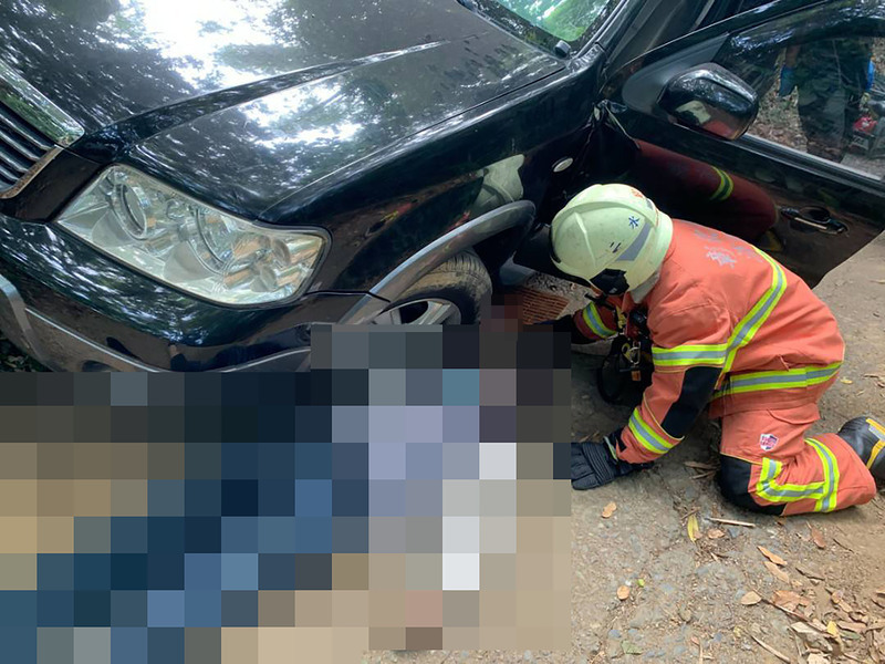 老翁疑欲回車上拉手煞車 反遭撞倒壓輪下不治