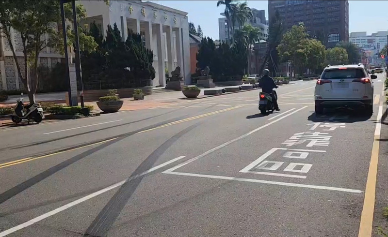 竹市議會前開車甩尾燒胎 涉案男子遭警查獲送辦