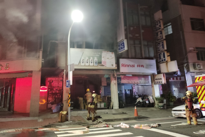 台南透天厝寵物店暗夜起火 25隻狗葬身火窟