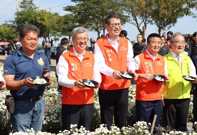 陳建仁訪視苗栗銅鑼杭菊 盼打造台灣新農業