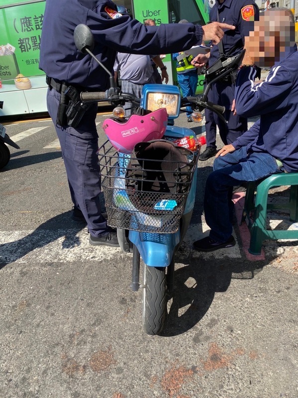 騎電動二輪車闖紅燈 高雄7旬翁擦撞輕軌受傷