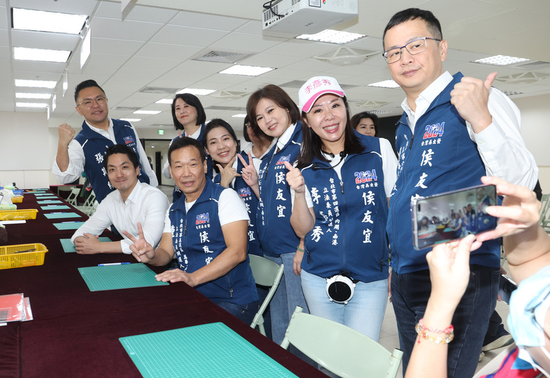 蔣萬安陪立委參選人登記 喊國民黨北市8席全上