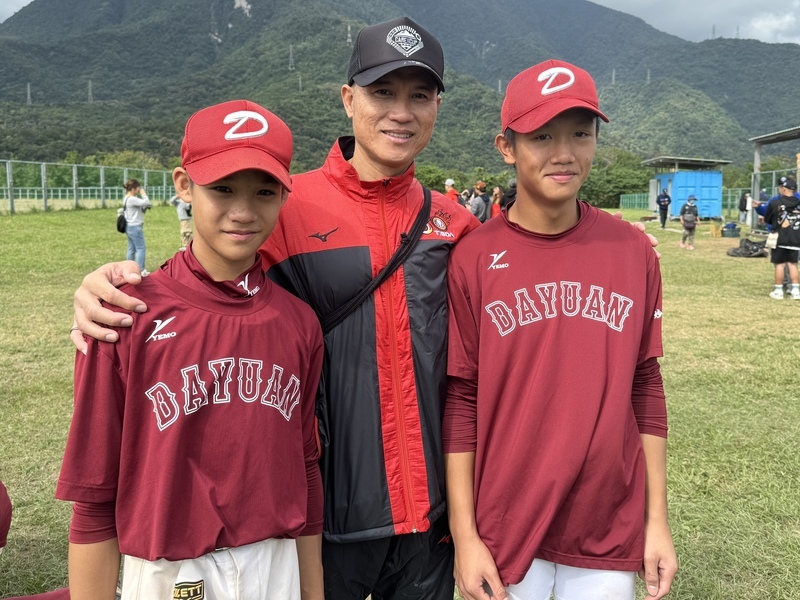 鄭兆行兒子鄭甯哲也是游擊手 在家就能請教守備