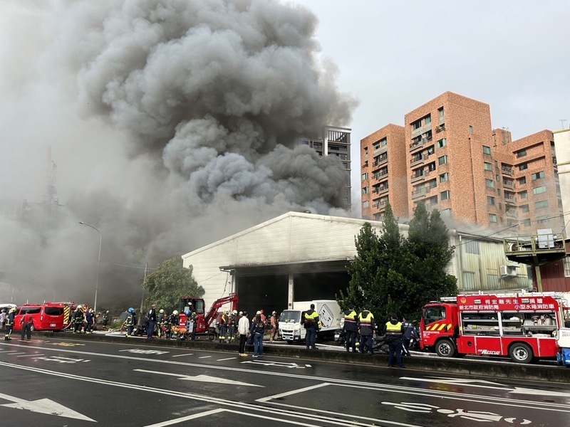 三重鐵皮倉庫火警濃煙竄天際 警消百餘人灌救撲滅