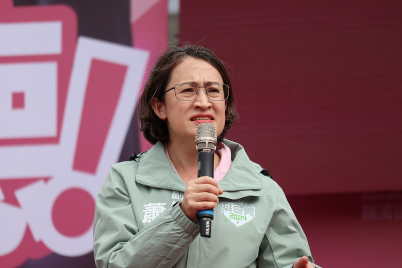 蕭美琴首場造勢 民眾擠爆會場高舉「美德贏台灣」