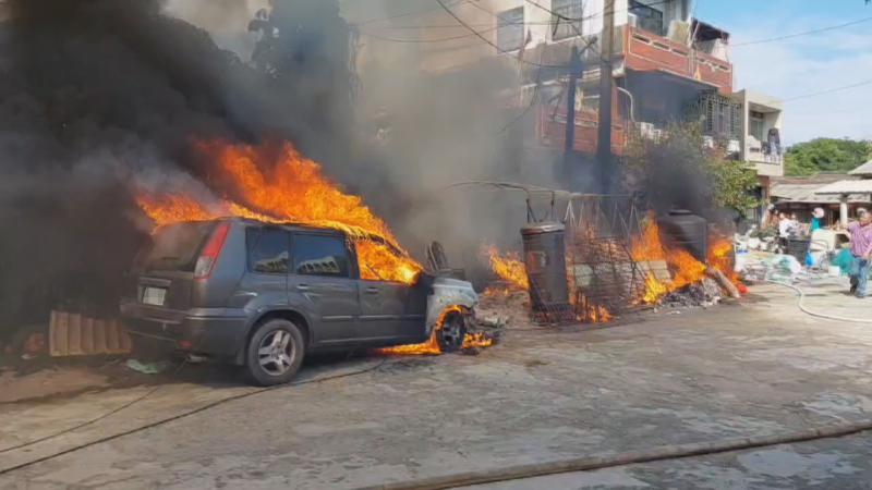 嘉縣新港民宅屋外雜物起火 燒毀鄰居休旅車