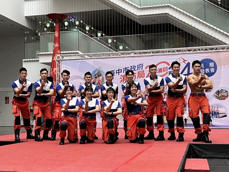 台中市消防形象月曆發表會 猛男女力嗨翻全場