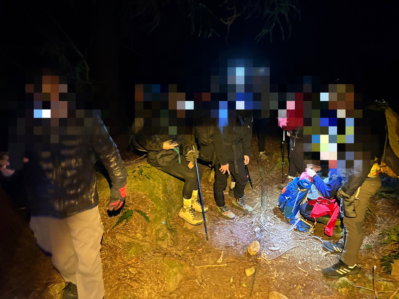 7人溪阿縱走食物不足 救援人員送補給引導下山