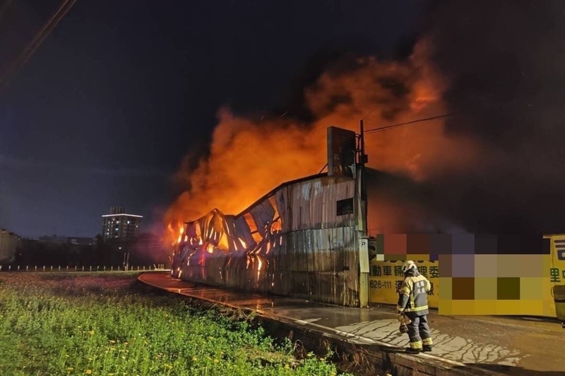 桃園資源回收場大火 鄰近國道工程車路肩待命