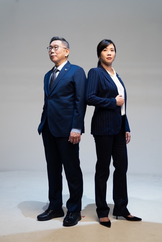 柯盈配拍定裝照 吳欣盈稱讚柯文哲像阿湯哥